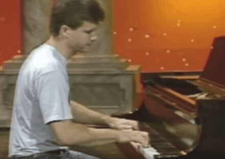 Johnny Carson Once Asked the Audience if Anybody Played the Piano. This Man Raised His Hand, and His Life Was Forever Changed May 6, 2026 – by