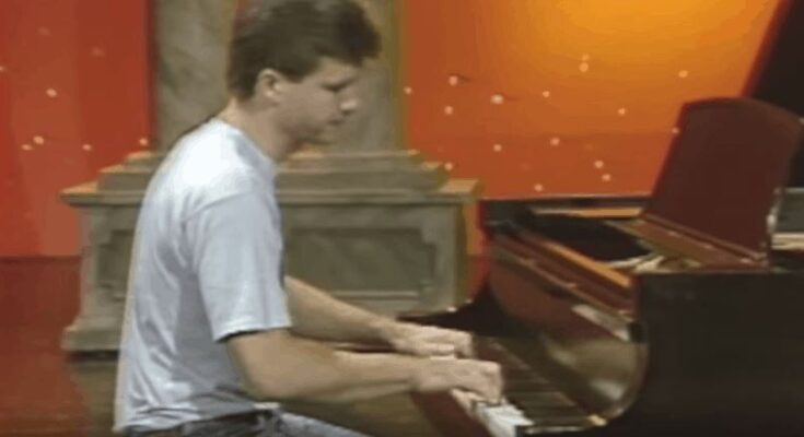 Johnny Carson Once Asked the Audience if Anybody Played the Piano. This Man Raised His Hand, and His Life Was Forever Changed May 6, 2026 – by
